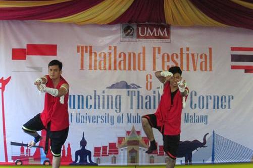 Muay Thai, olahraga beladiri kuno khas Thailand yang mirip kickboxing. Muay Thai merupakan salah satu