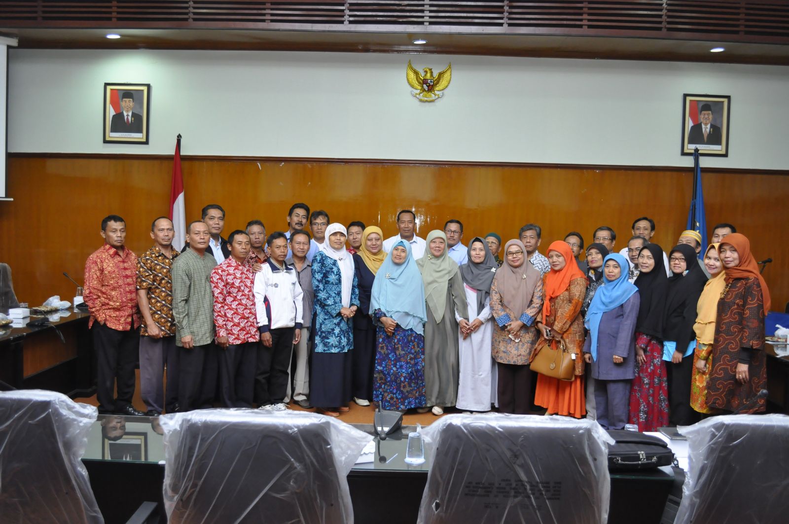 as many as  22 haj pilgrims of UMM take pictures with Rector and Vice Rector II of UMM.