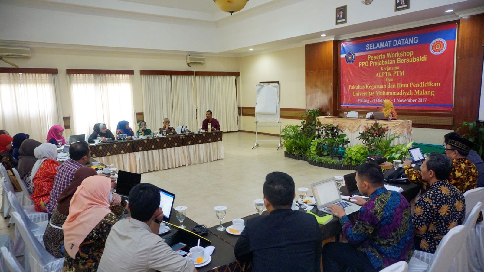 Peserta berdiskusi tentang penyusunan RPS dan RPP bersama salah satu dosen FKIP UMM. LEMBAGA Pendidikan