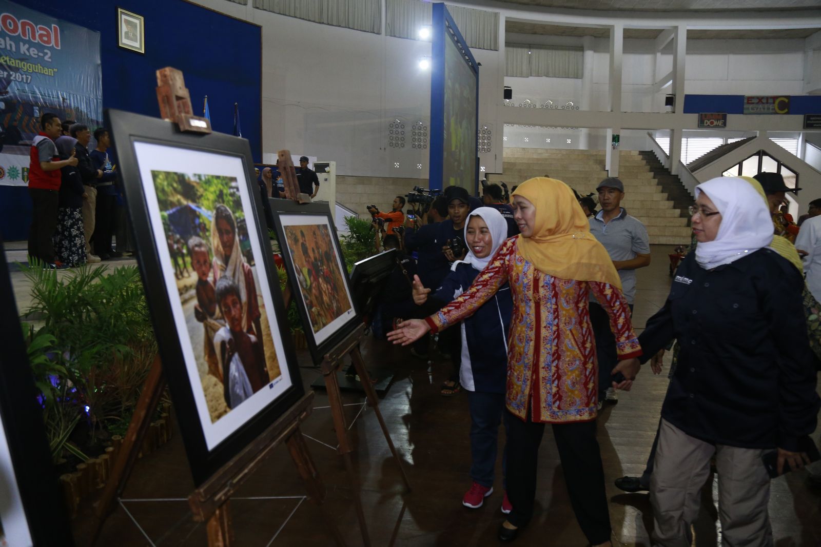 Minister of Social, Khofifah Indar Parawansa wlooking at photos of disaster in the arena of National