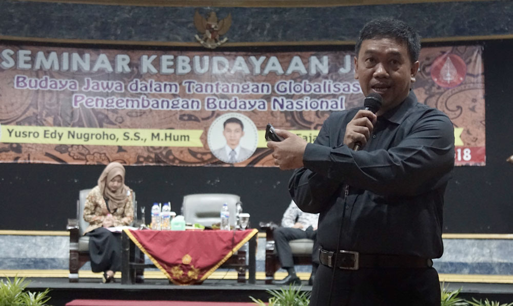   Salah satu pemateri, Yusro Edy Nugroho memaparkan tentang Literasi Budaya. (Foto : Rino) Selasa