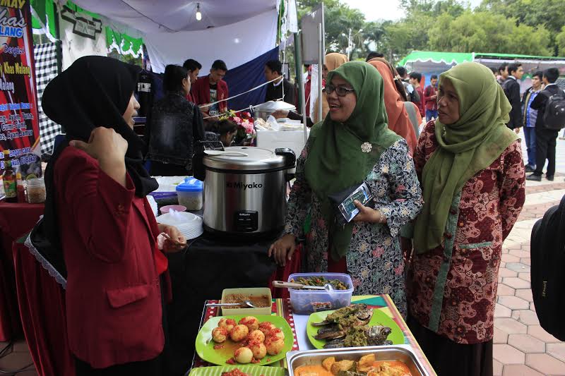 Pembantu Rektor III UMM Dr Diah Karmiyati Psi (tengah) saat mengunjungi salah satu stand Expo Wirausaha