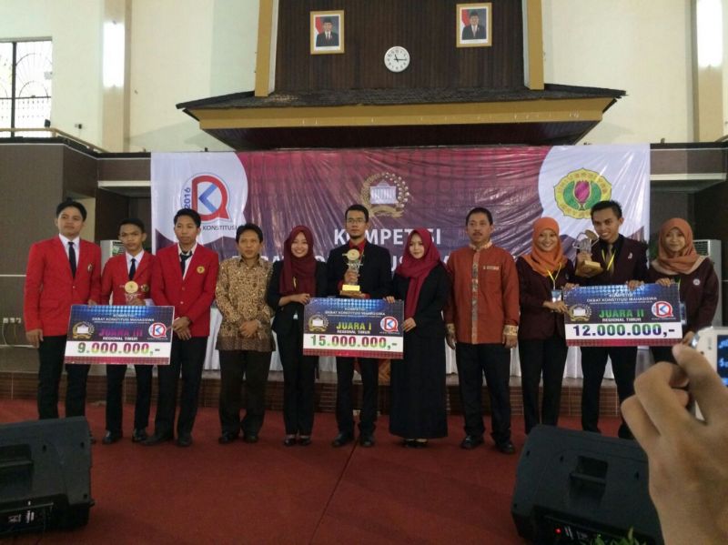 Tim debat FH UMM (tengah baju hitam) saat penyerahan hadiah lomba debat di Universitas Mataram. SATU