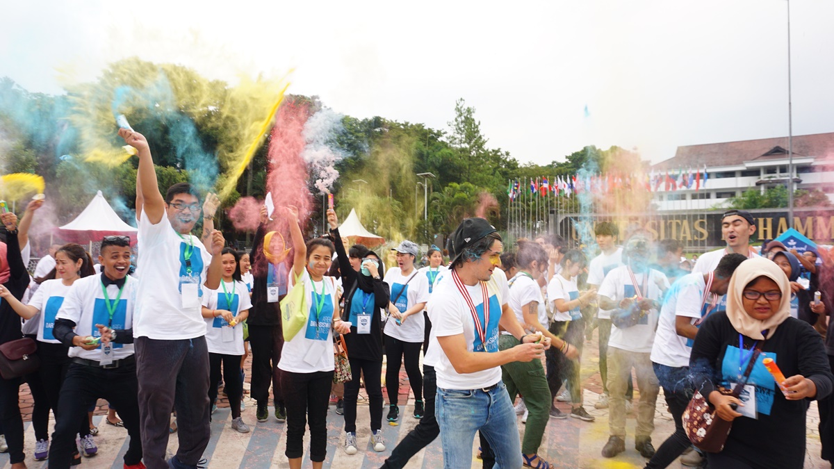 UMM buddies (dressed in black) mingled with hundreds of foreign students (dressed in white) during