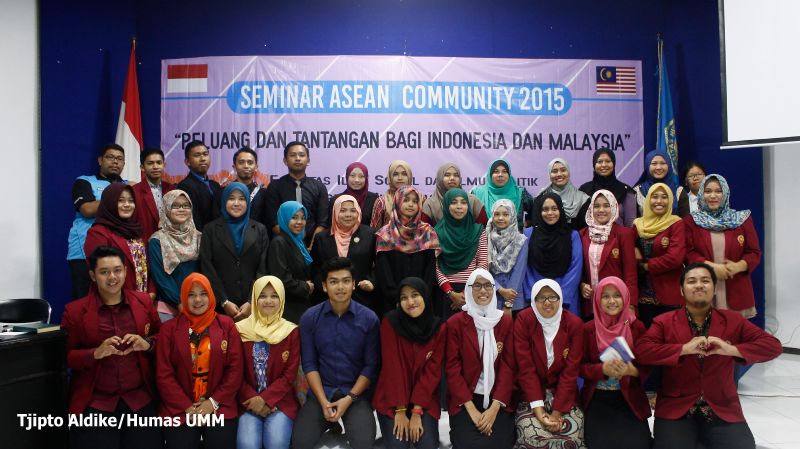   The photo of UMM and UUM students after the international seminar on Tuesday, November 10.