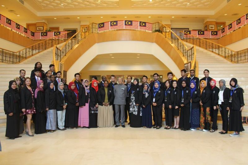   Arina Widya Kurniawati (the first sixth line from the left) in a picture with MGPS participants