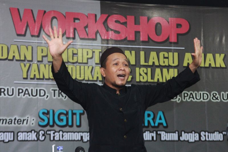   Sigit Baskara saat memberikan materi workshop penciptaan lagu anak di Theater UMM Dome, Senin