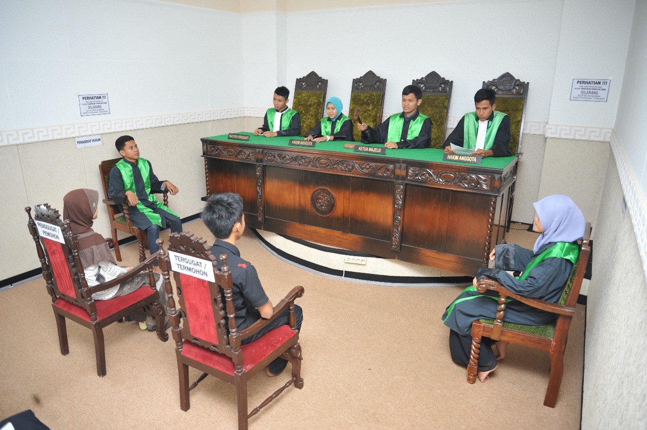 Twinning Students of Sharia-Law Program were conducting practicum of trial   Achieving two degrees