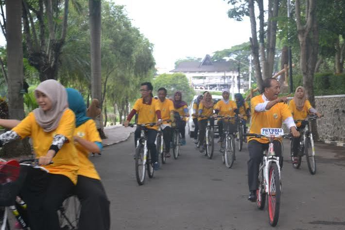 MAHASISWA Thailand bersepeda mengelilingi kampus Universitas Muhammadiyah Malang (UMM) untuk merayakan