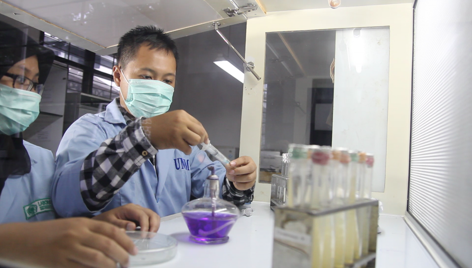 Mahasiswa Biologi melakukan praktikum di Lab Biologi UMM. foto: Rino/humas نجح تخصص