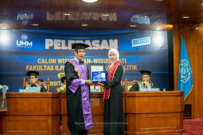 Begini Wisudawan UMM yang Penuh Prestasi