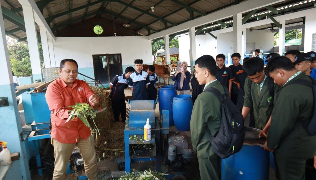 Tim Block Grant PKM Prodi Peternakan FPP UMM, Latih Siswa-Guru SMK Peternakan Pembuatan Silase Untuk Masa Depan Peternakan Berkelanjutan