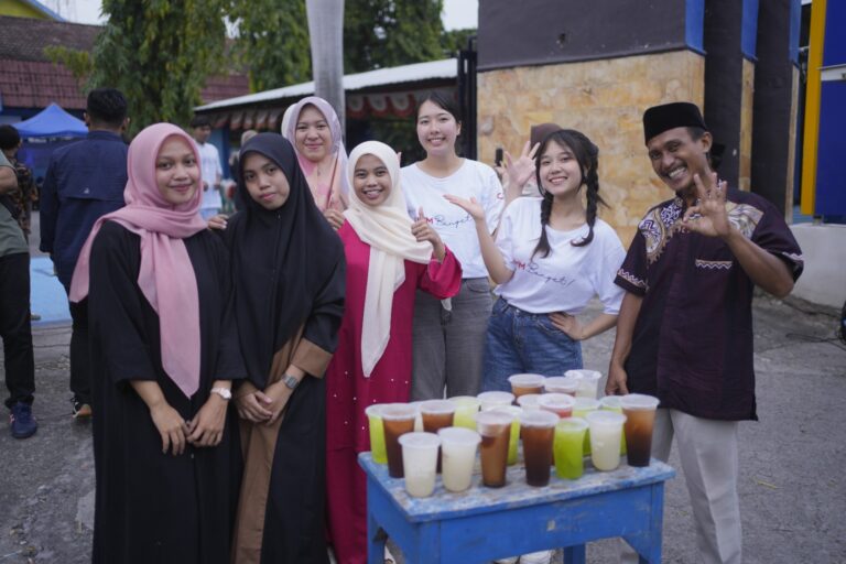 NgabubuRead Mobil KaCa UMM bareng Mahasiswa Asing di Gresik