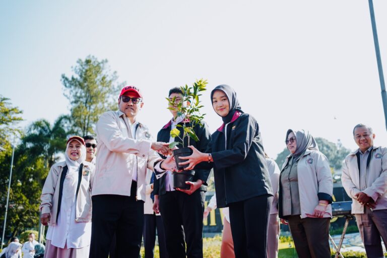 Dibekali Tanaman Ketahanan Pangan, Rektor UMM Berangkatkan Lebih dari 3.000 Mahasiswa KKN Berdampak