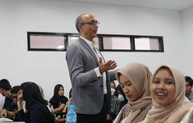 Ajar Mahasiswa HI, Profesor Portugal Terkesan dengan Mahasiswa UMM yang Kritis