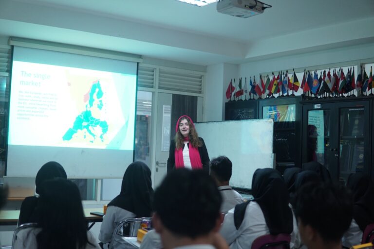 Ana, Dosen Romania Jelaskan Isu Kontemporer Eropa-Indonesia di UMM