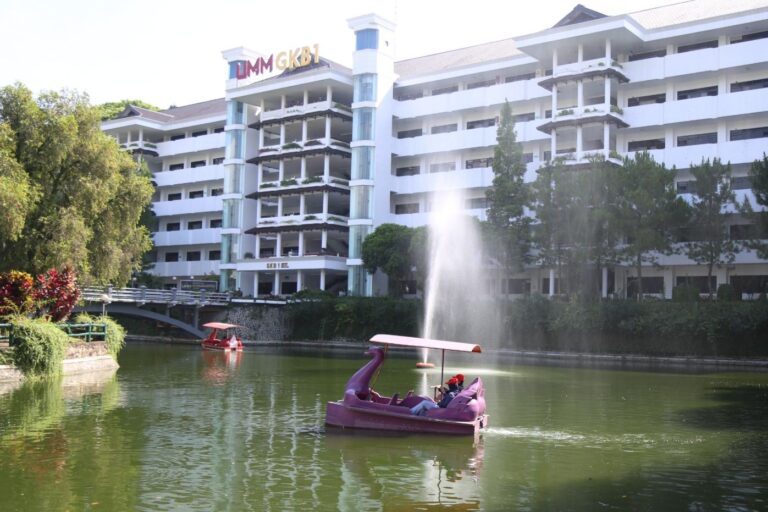 Anak UTBK di UMM, Wali Camaba Asyik Naik Bebek Viral