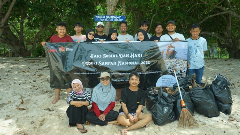BEM UMM Serukan Kampanye Jaga Lingkungan di Pantai Teluk Asmara