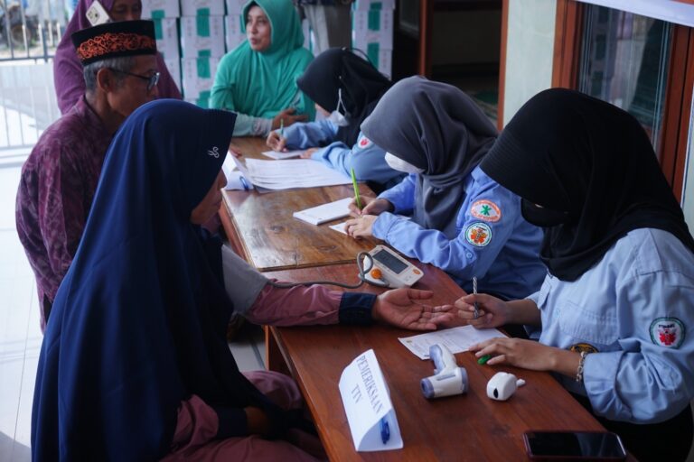 Bakti Sosial UMM di Lamongan: Pemeriksaan Kesehatan Gratis hingga Mobil KaCa