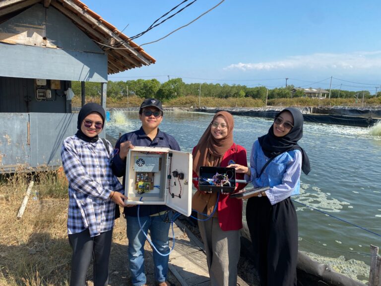 Bantu Petambak Udang, Tim Mahasiswa UMM Kembangkan Alat Deteksi Air