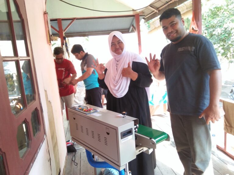 Bantu Warga Sapeken, Tiga Dosen Kenalkan Teknologi Tepat Guna