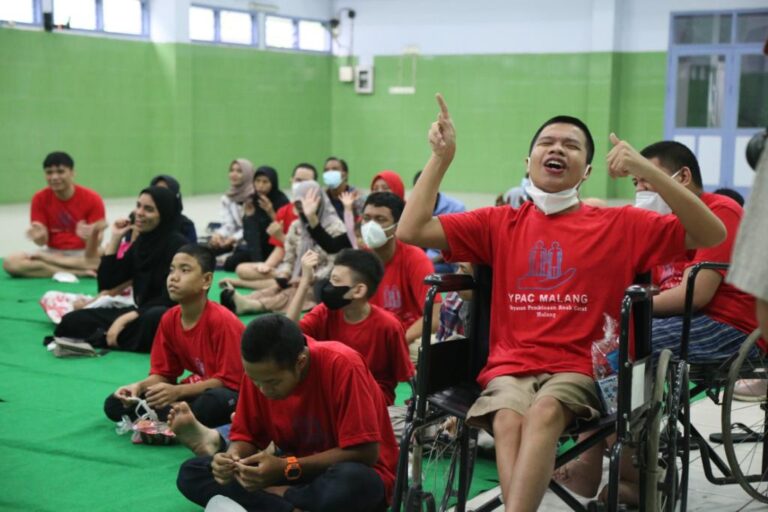 Bareng Mahasiswa Asing, UMM Wujudkan Mimpi Anak-anak YPAC Naik Bis Keliling Kota