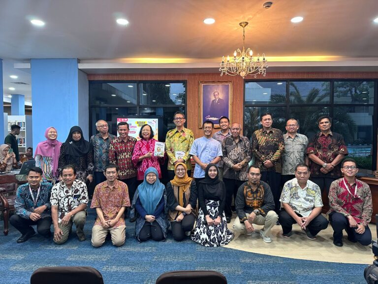 Begini Menariknya Buku Diplomasi Tiga Zaman, Hasil 36 Karir Stafsus UMM