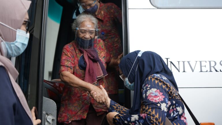 Berbagi Kasih dengan Lansia, UMM Ajak Penghuni Griya Asih Keliling Malang