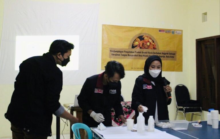 Dosen-Mahasiswa UMM Manfaatkan Limbah Anggrek Jadi Suvenir
