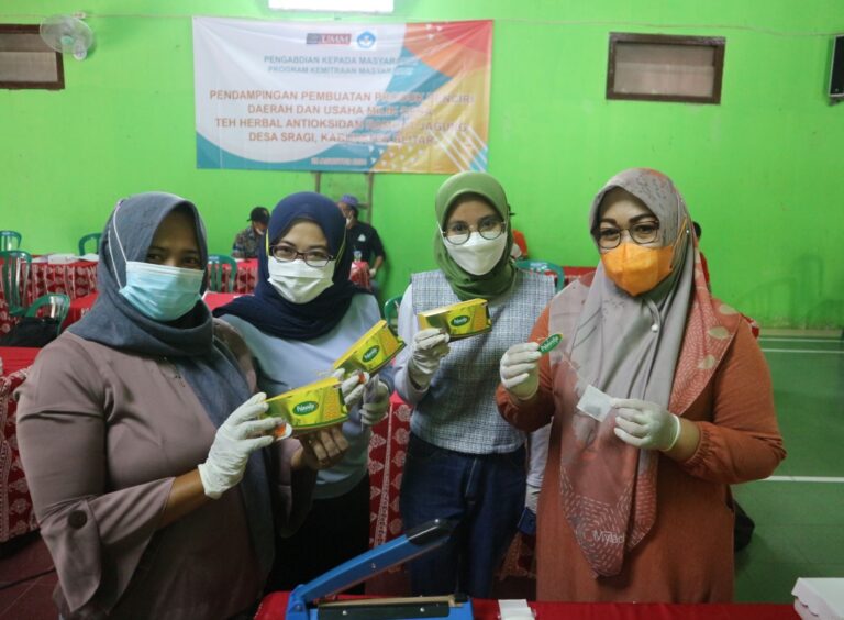 Dosen UMM Ajak Warga Sragi Ubah Rambut Jagung Jadi Teh Herbal
