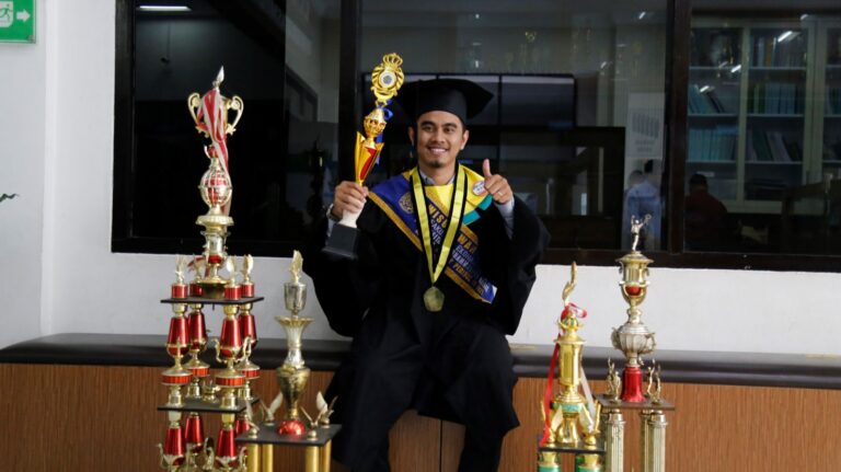 Fitrah, Wisudawan Terbaik UMM yang Miliki Segudang Piala
