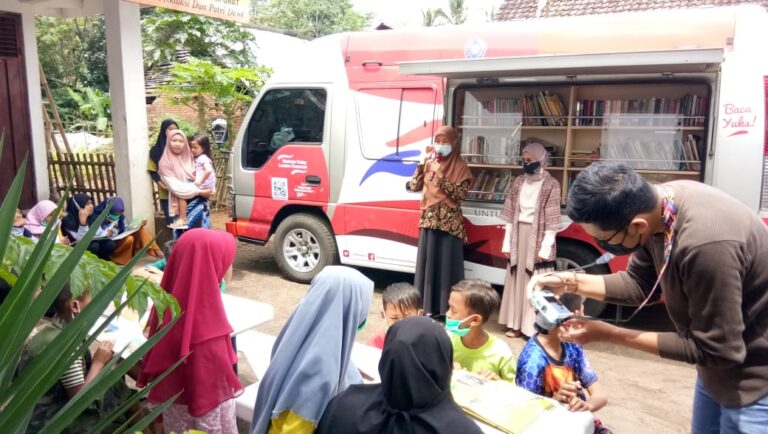 Gandeng Komunitas Preman Mengajar, Mobil Kaca UMM Ajarkan Bela Diri dan Tari