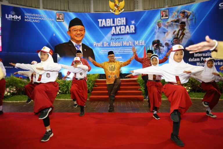 Hadir Di Tabligh Akbar UMM, Mendikdasmen RI Senam bareng Siswa SD