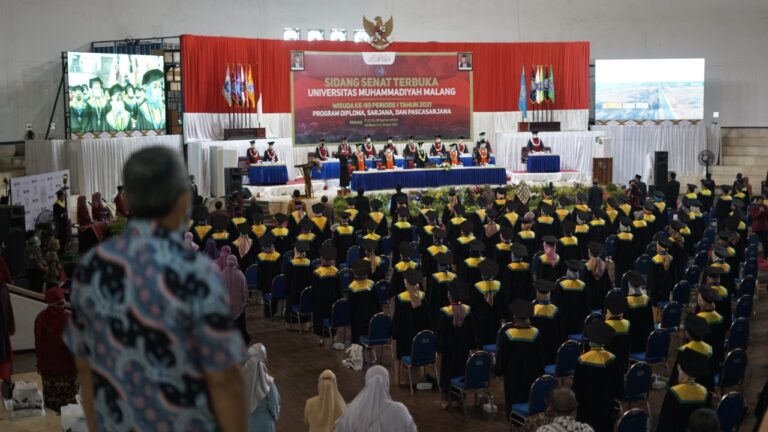 Hadir di Wisuda, Bupati Pasuruan Bagikan Kisah Suksesnya