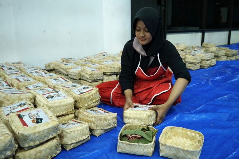 Idul Adha di UMM: Daging Qurban Dibungkus Daun Singkong dan Talas