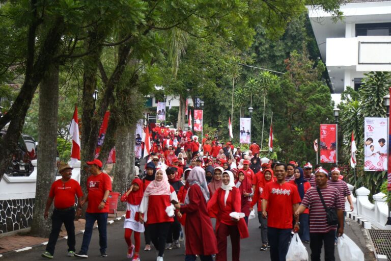 Implementasikan Nilai SDGs, Jalan Sehat Semarak Kemerdekaan di UMM Ajak Peserta Jaga Lingkungan