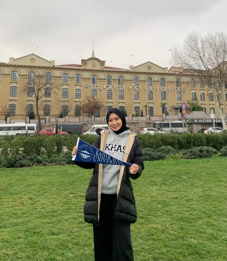 Ini Sosok Syifa, Wisudawati UMM dengan Pengalaman Internasional Melimpah