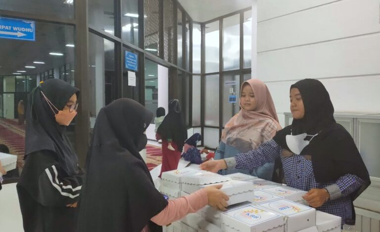KBB UMM Berbagi Kasih lewat Makanan Berbuka
