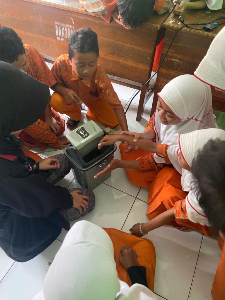 Kenalkan Teknologi, Mahasiswa UMM Inovasikan Tempat Sampah Pintar di SD Sumbersuko