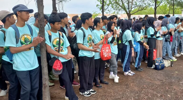 Libatkan Ratusan Pelajar, Kehutanan UMM Tanam 1000 Mangrove di Probolinggo