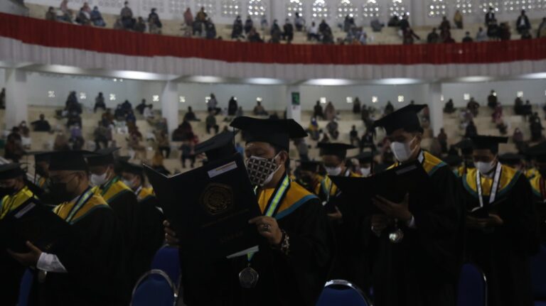 Wisuda 101: Lulusan UMM Harus Memiliki Mental Pemenang