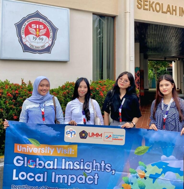 Tiga Mahasiswa EP UMM Kenalkan Budaya Indonesia di Tiga Negara