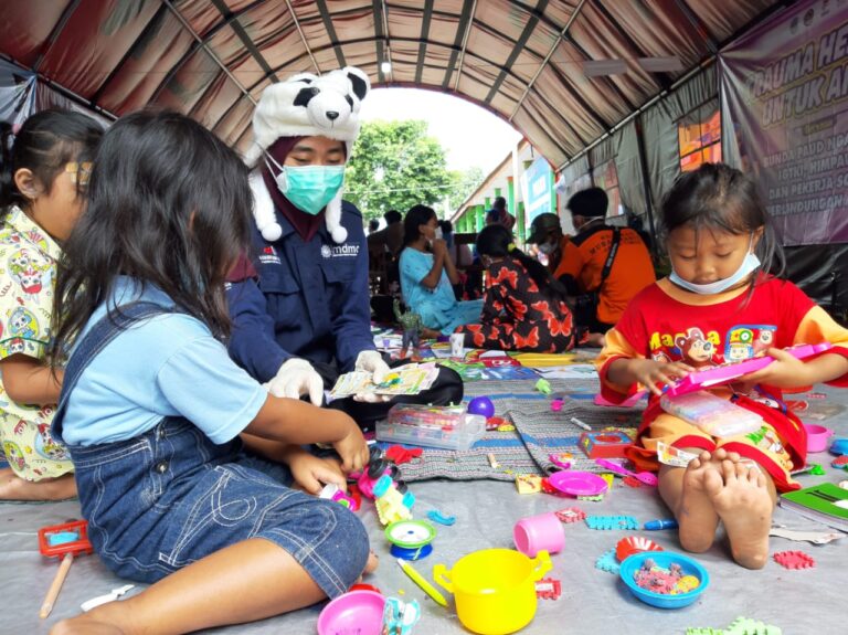 Maharesigana, Tangani Psikososial Pengungsi Banjir dan Longsor Nganjuk