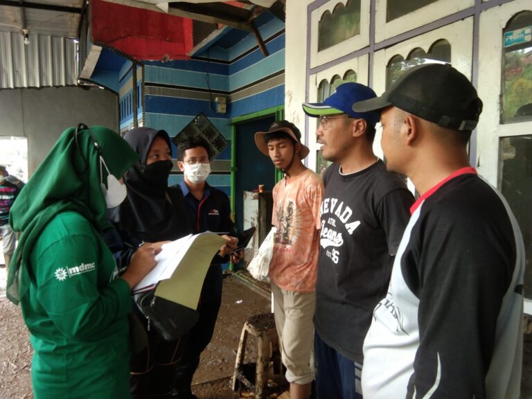Maharesigana UMM Bantu Penyintas Banjir Kota Batu