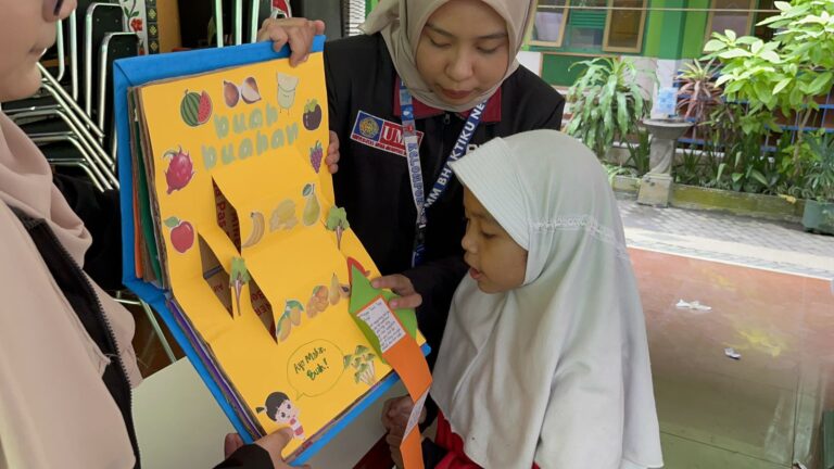Mahasiswa UMM Edukasi Program Isi Piringku dengan Media Pop-Up Book
