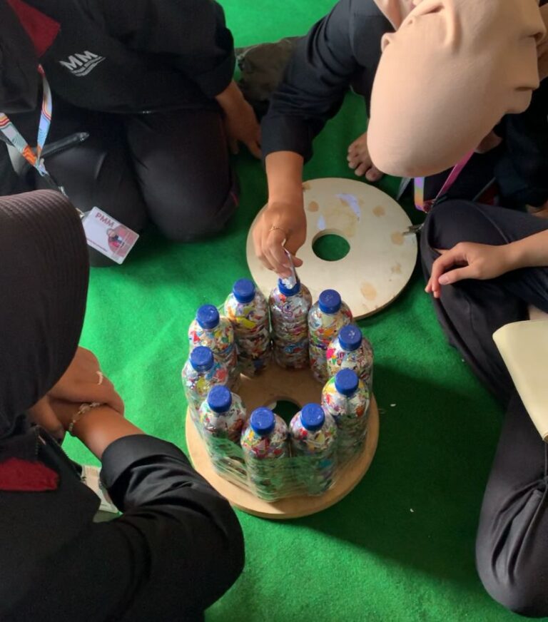 Mahasiswa UMM Ini Sulap Sampah Jadi Kursi Ecobrick