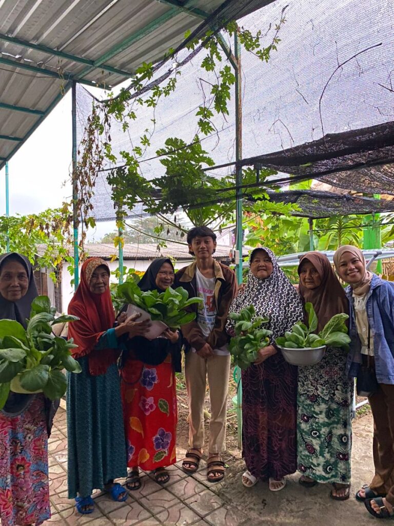 Mahasiswa UMM Turunkan Stres Lansia lewat Hydroponic Serenity