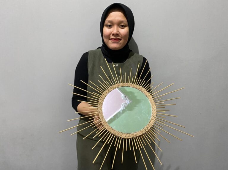 Mahasiswa UMM Ubah Limbah Kardus Jadi Dekorasi Interior