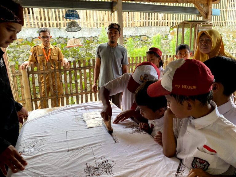 Menarik, Mahasiswa UMM Ajarkan Cara Membatik Cap ke Murid SD