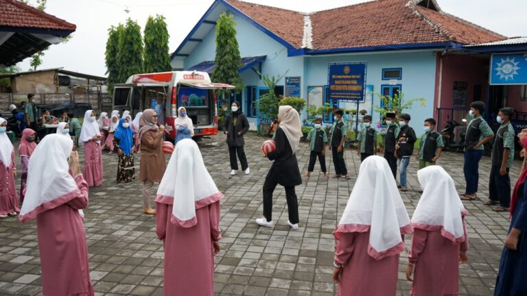 Mobil Kaca dan Bioling UMM Edukasi Masyarakat Probolinggo